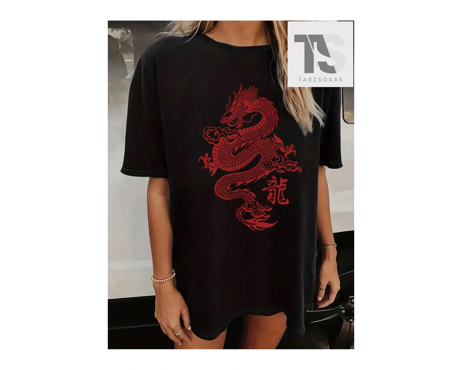 Isabela Escobar Mektup Şekilli Grafik Düşük Omuzlu Tişört