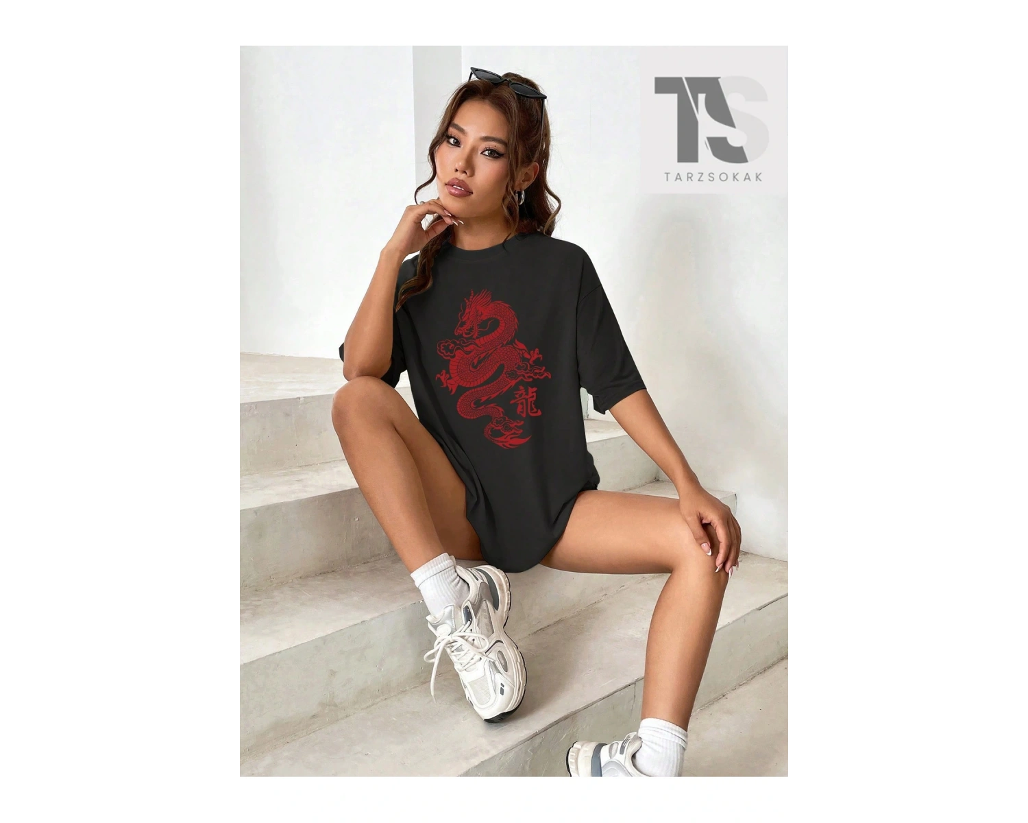 Isabela Escobar Mektup Şekilli Grafik Düşük Omuzlu Tişört