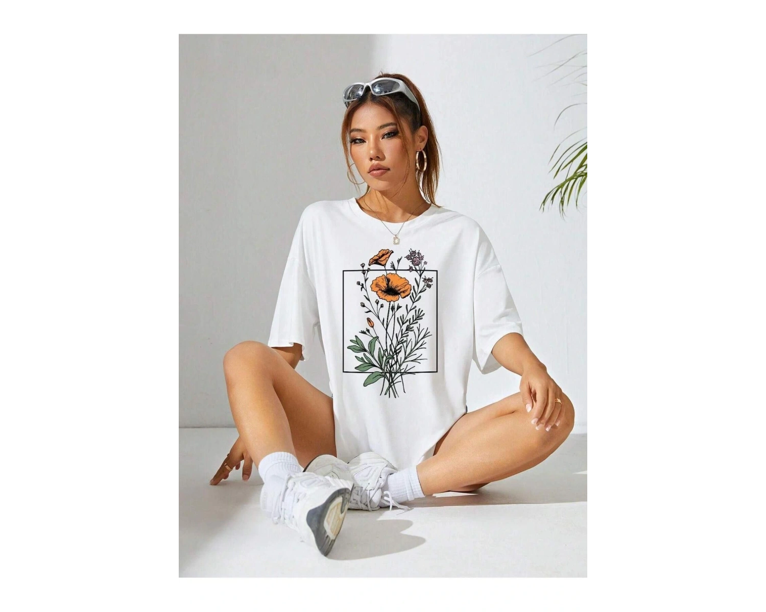 Kadın Beyaz Göğüs Çiçek Baskılı Basic Oversize T-Shirt strup000000000007