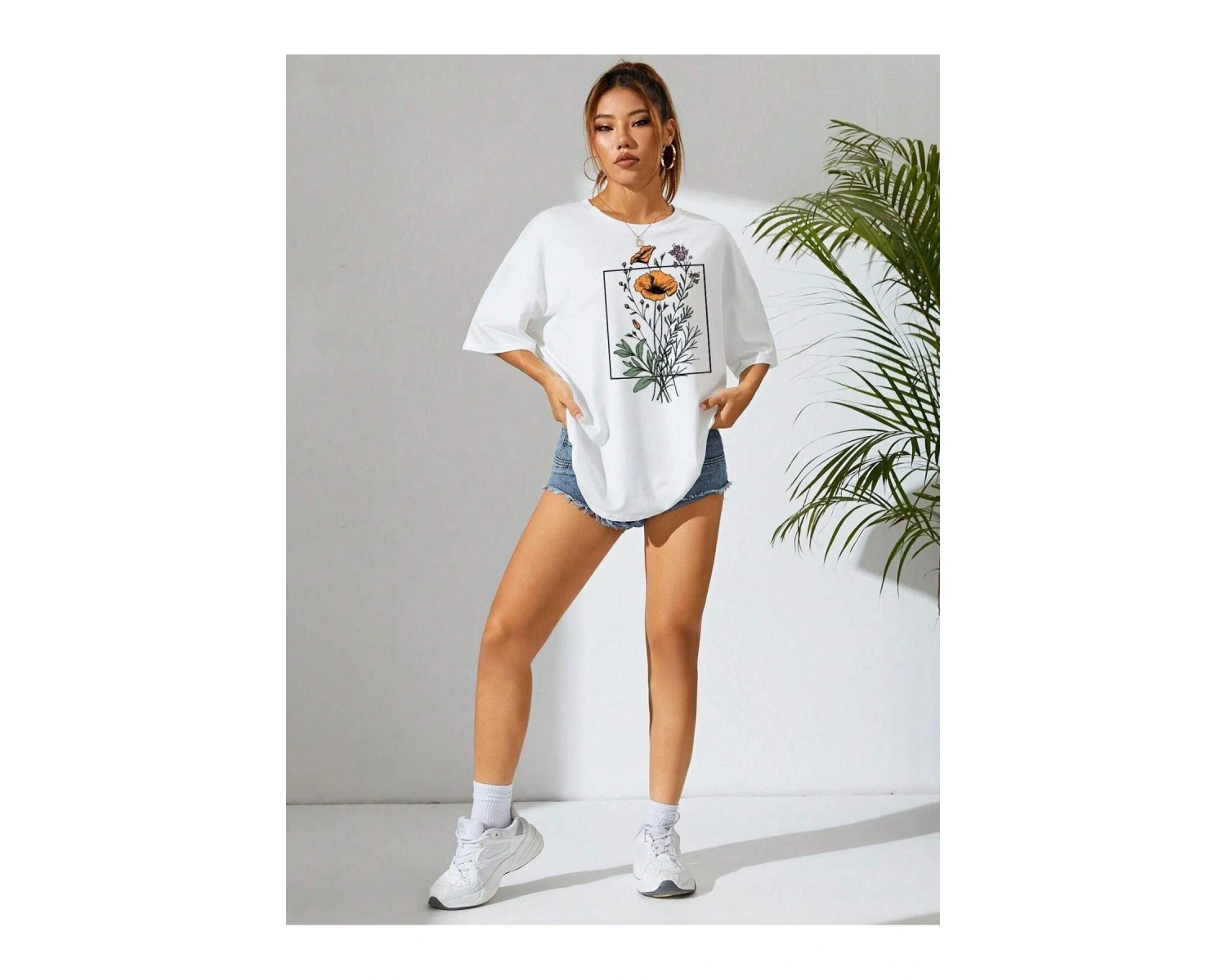 Kadın Beyaz Göğüs Çiçek Baskılı Basic Oversize T-Shirt strup000000000007