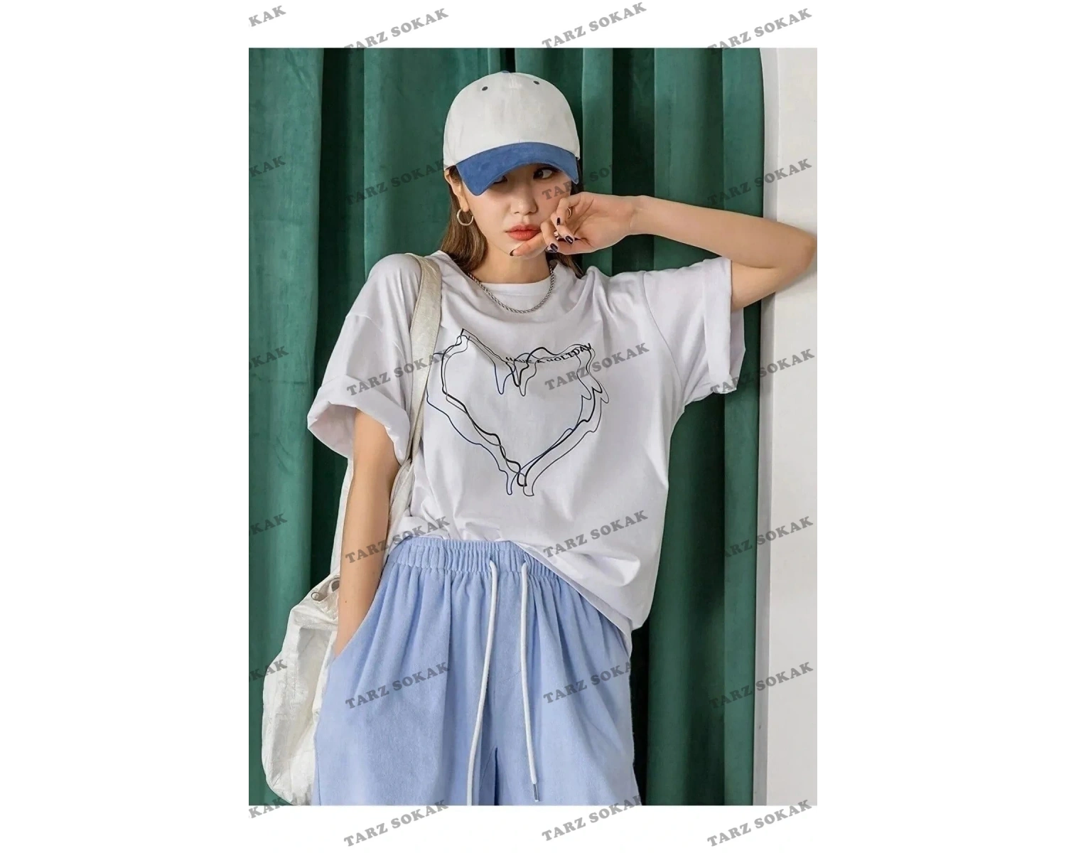 Kadın Çizgili Figür Kalp Beyaz T-shirt Have A Holiday