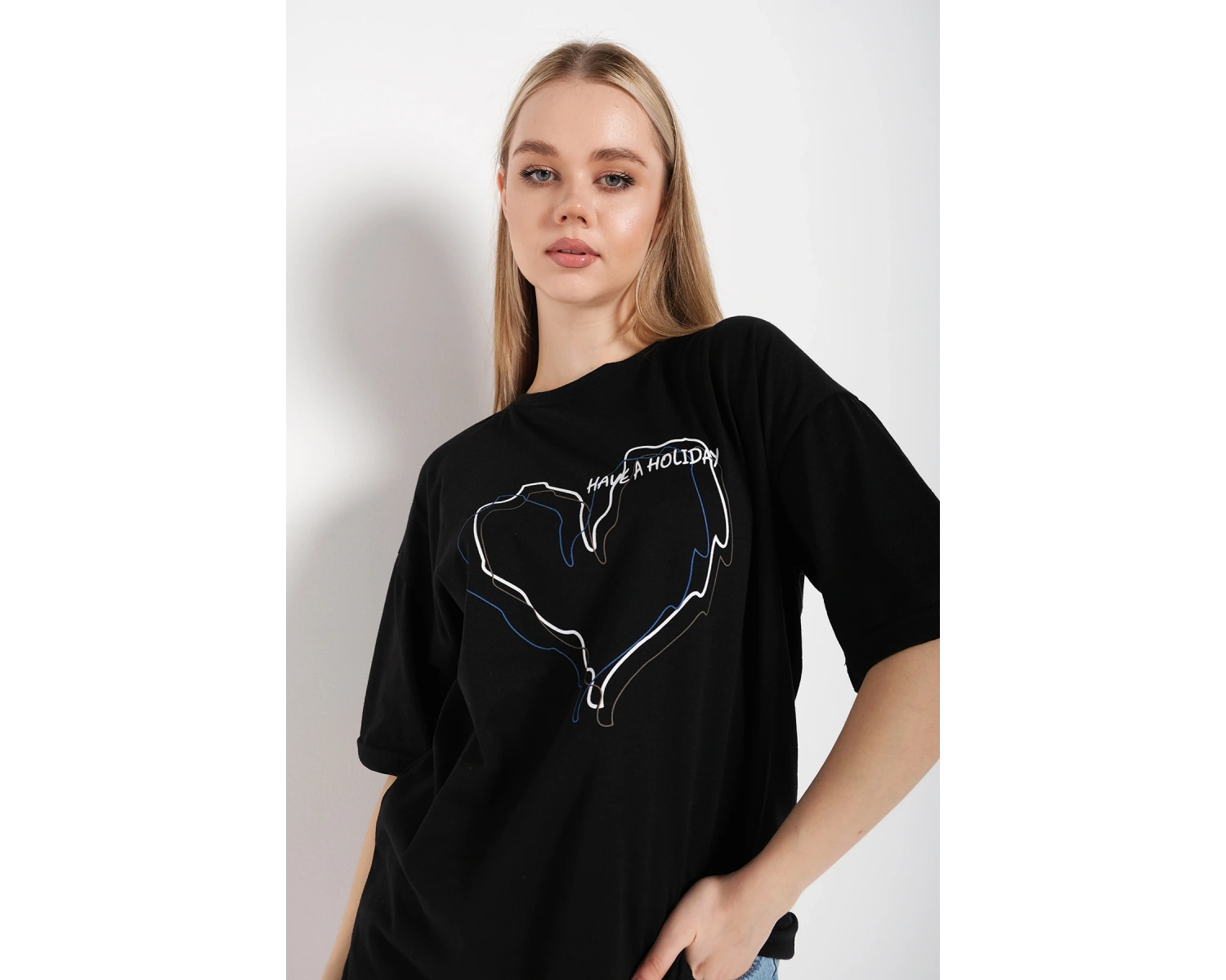 Kadın Çizgili Figür Kalp Siyah T-shirt Have A Holiday Baskılı