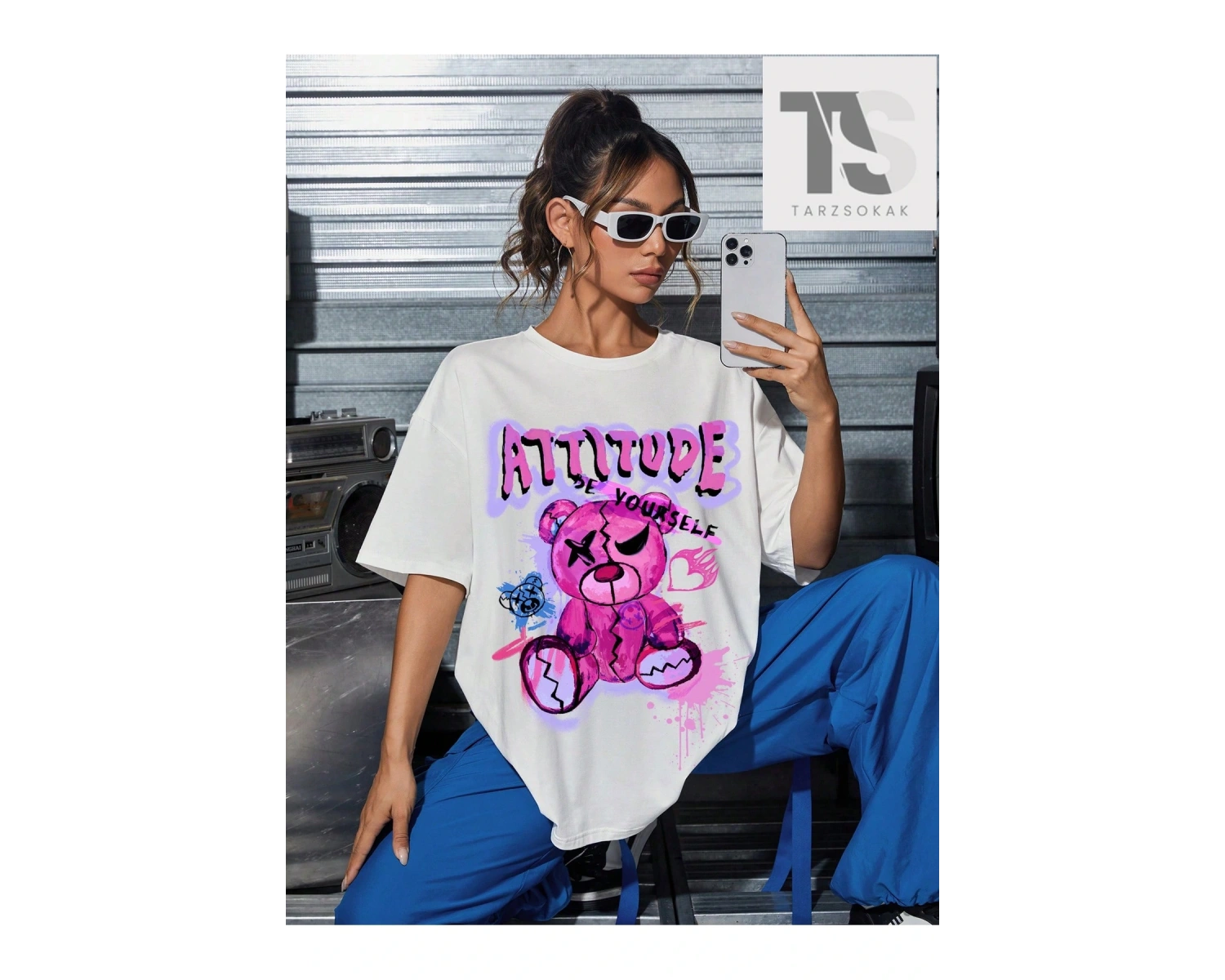 Kadın Oversize Düşük Omuzlu Yuvarlak Yaka Koyu Ayı ve Harf Baskılı Tişört