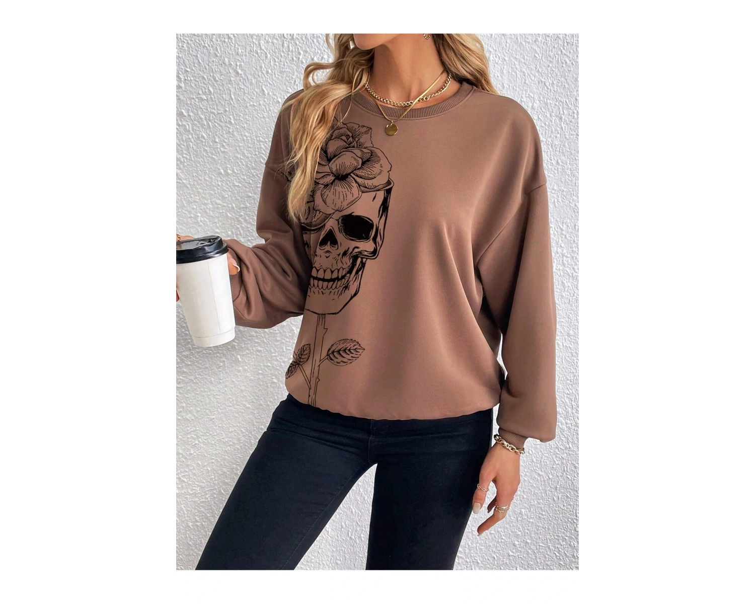 Kafatası ve Çiçek Desenli Damla Omuzlu Tişört Kahverengi