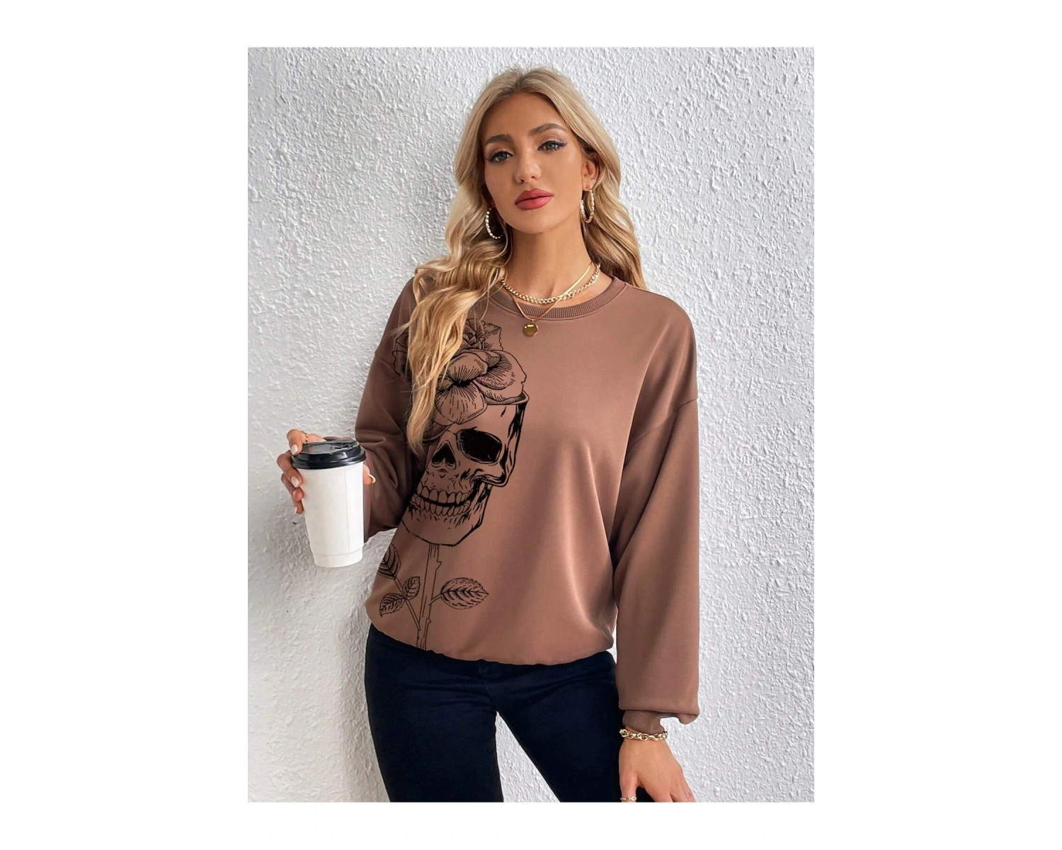 Kafatası ve Çiçek Desenli Damla Omuzlu Tişört Kahverengi