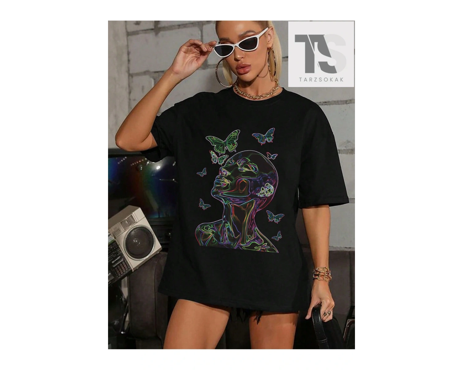 Kelebek ve Figürlü Baskılı Kadın Tişört