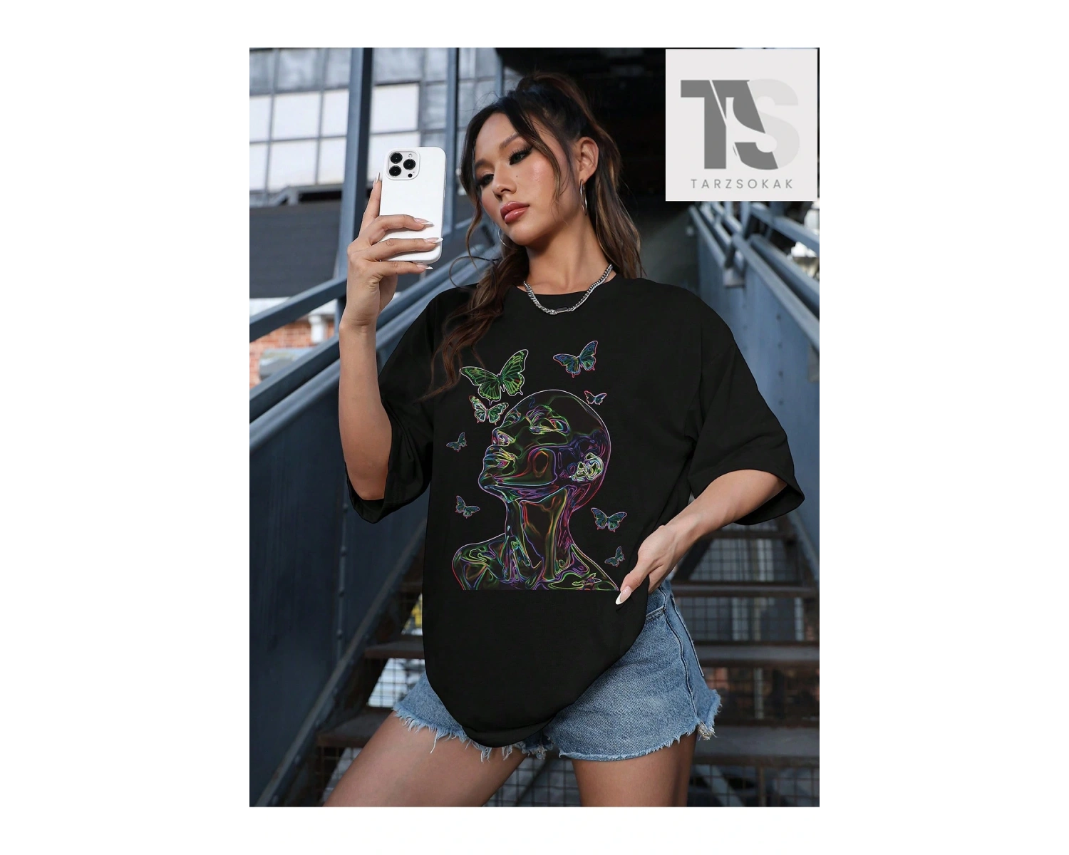 Kelebek ve Figürlü Baskılı Kadın Tişört