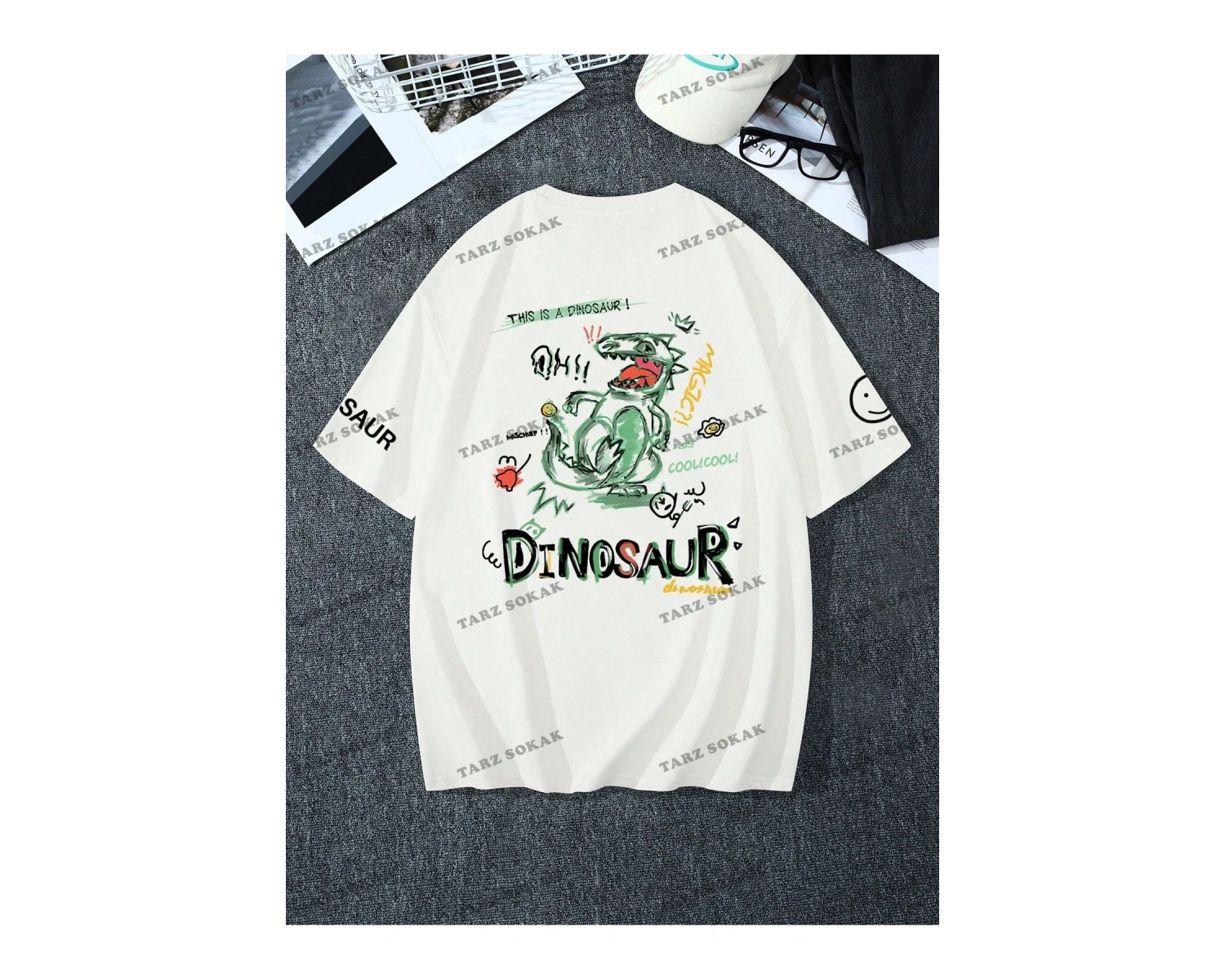 KOD Trend Loose Fit Karikatür ve Mektup Baskılı Damla Omuz Erkek Tişörtü