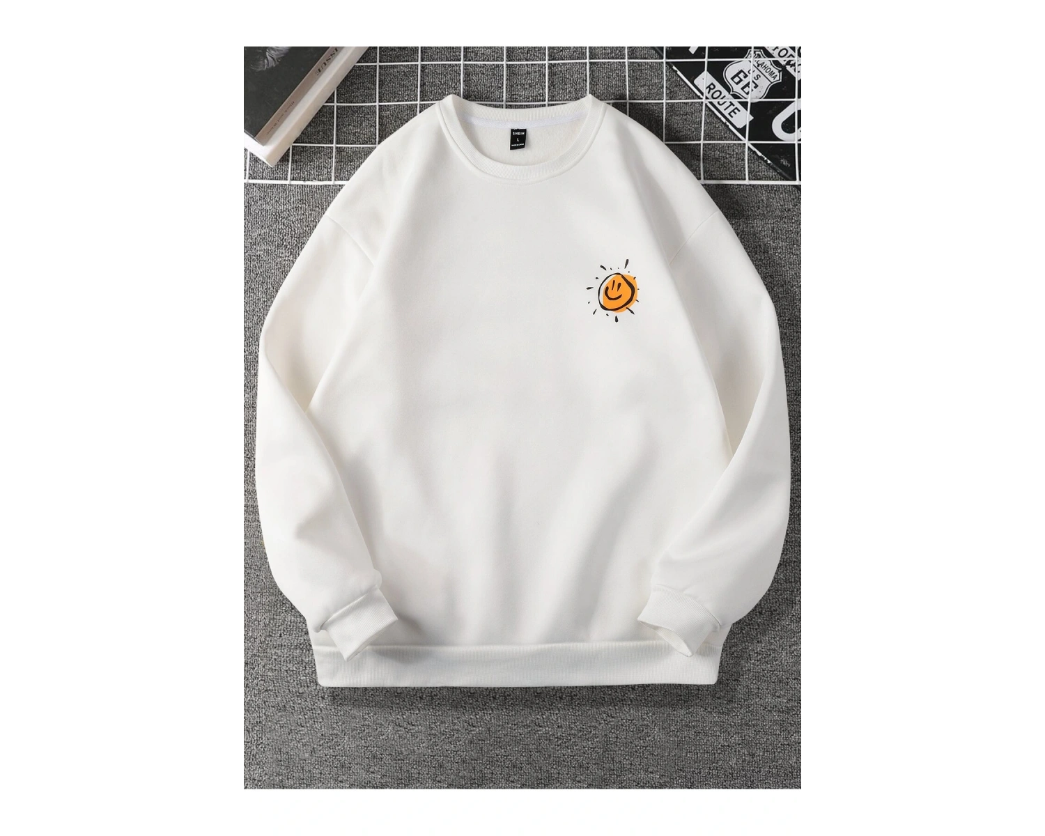 Manfinity EMRG Cartoon And Slogan Graphic Sweatshirt Beyaz