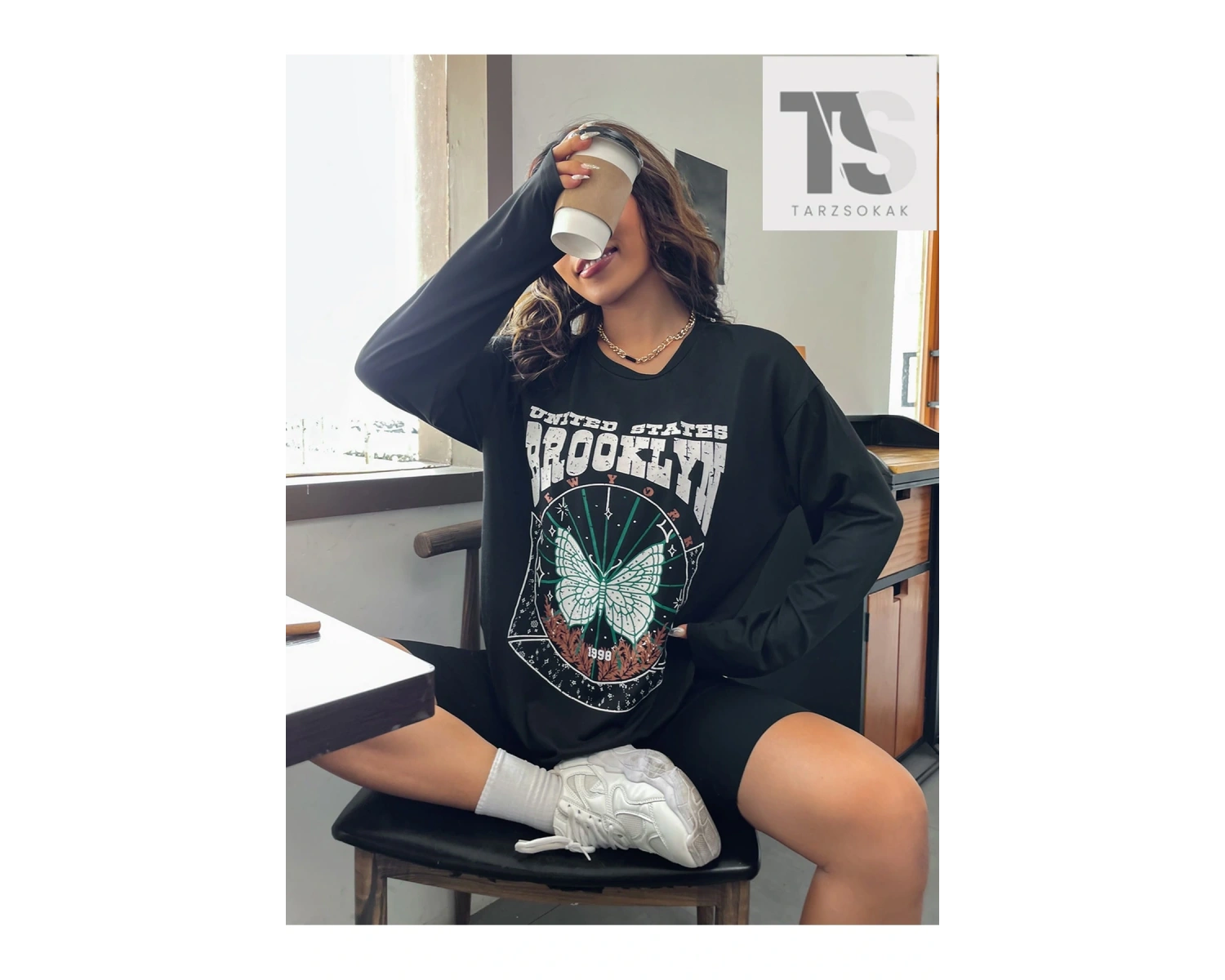 Mektup ve Kelebek Desenli Damla Omuz Tişört