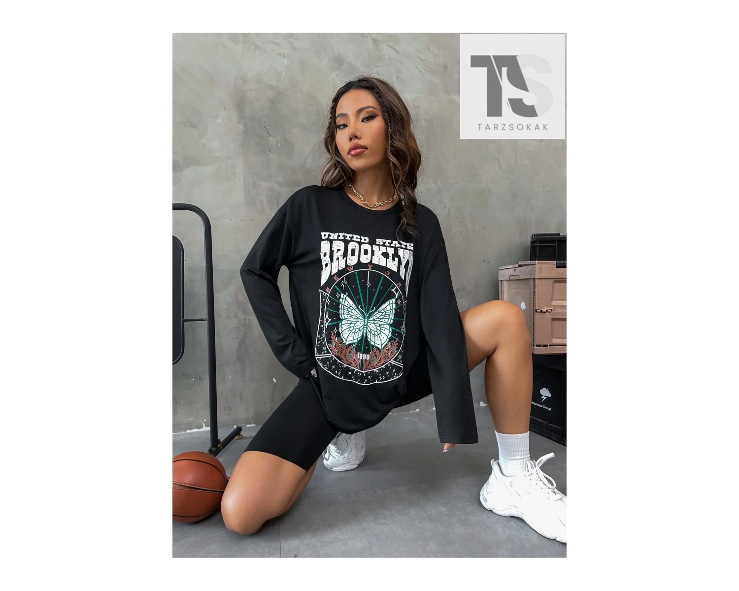 Mektup ve Kelebek Desenli Damla Omuz Tişört