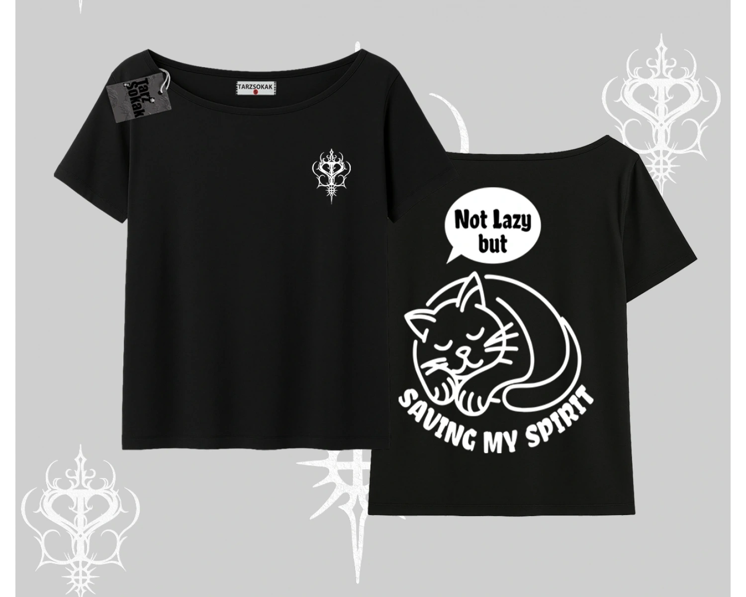 Not Lazy Saving My Spirit Kedi Baskılı Kayık Yaka Tshirt