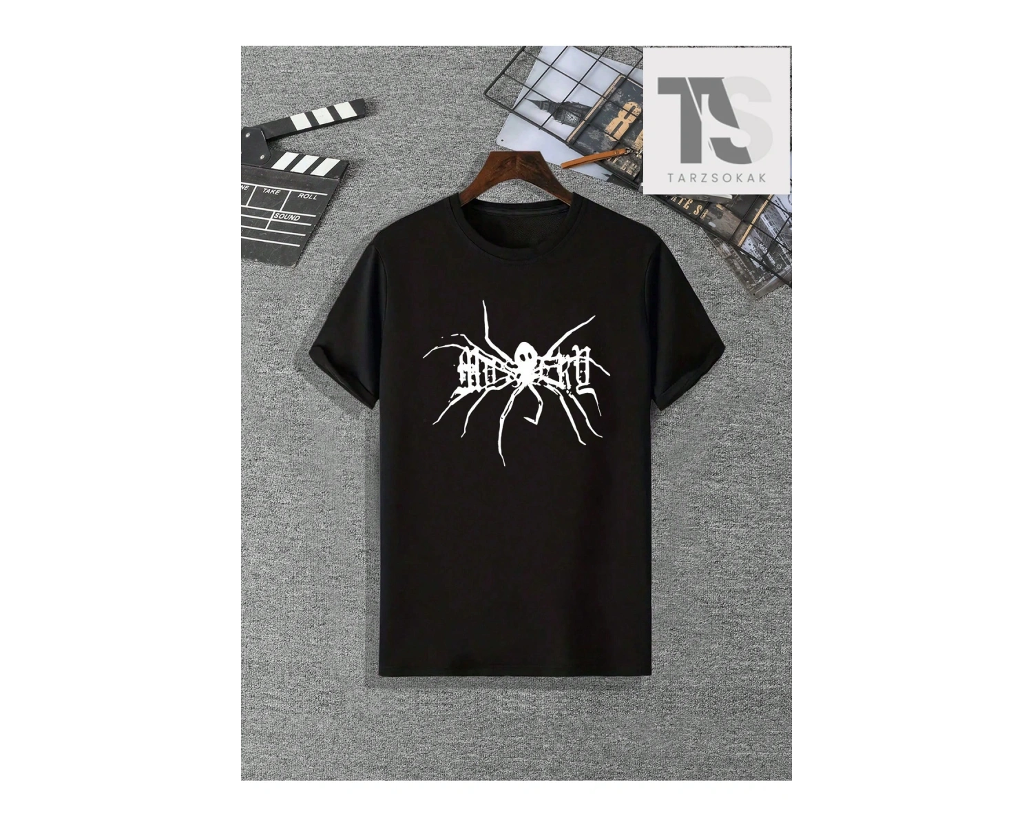 Örümcek Ve Harf Baskılı Erkek Tişört