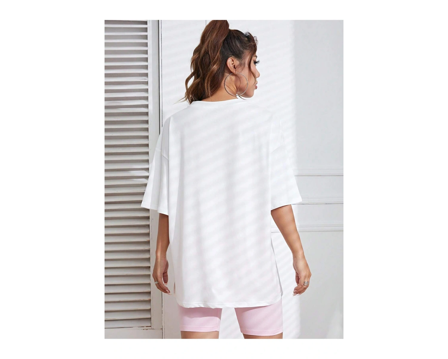 Radyo Bantlı ve Harfli Grafik Düşük Omuzlu Tişört