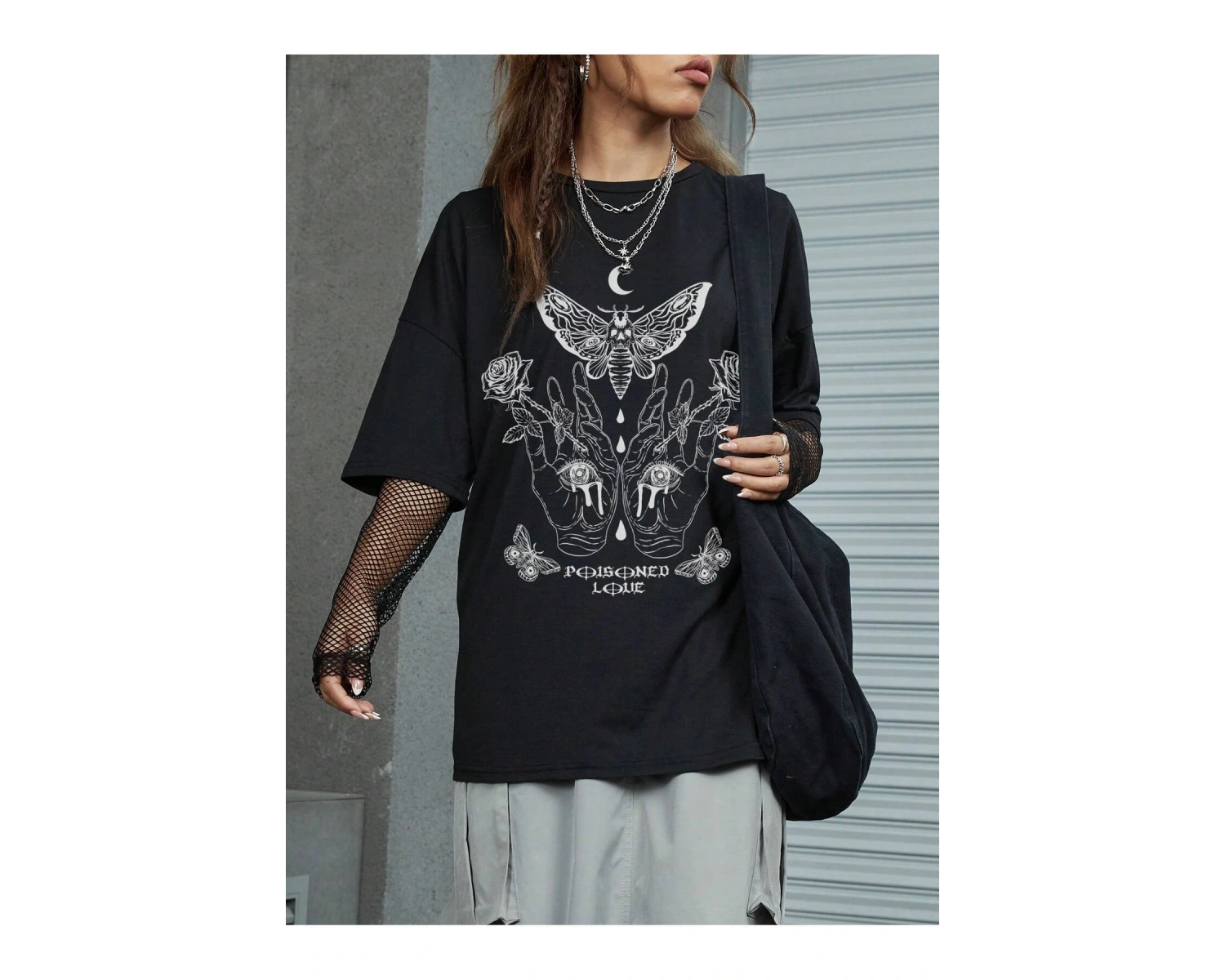 ROMWE Goth Kelebek & El Grafikli Düşük Omuz Tişört