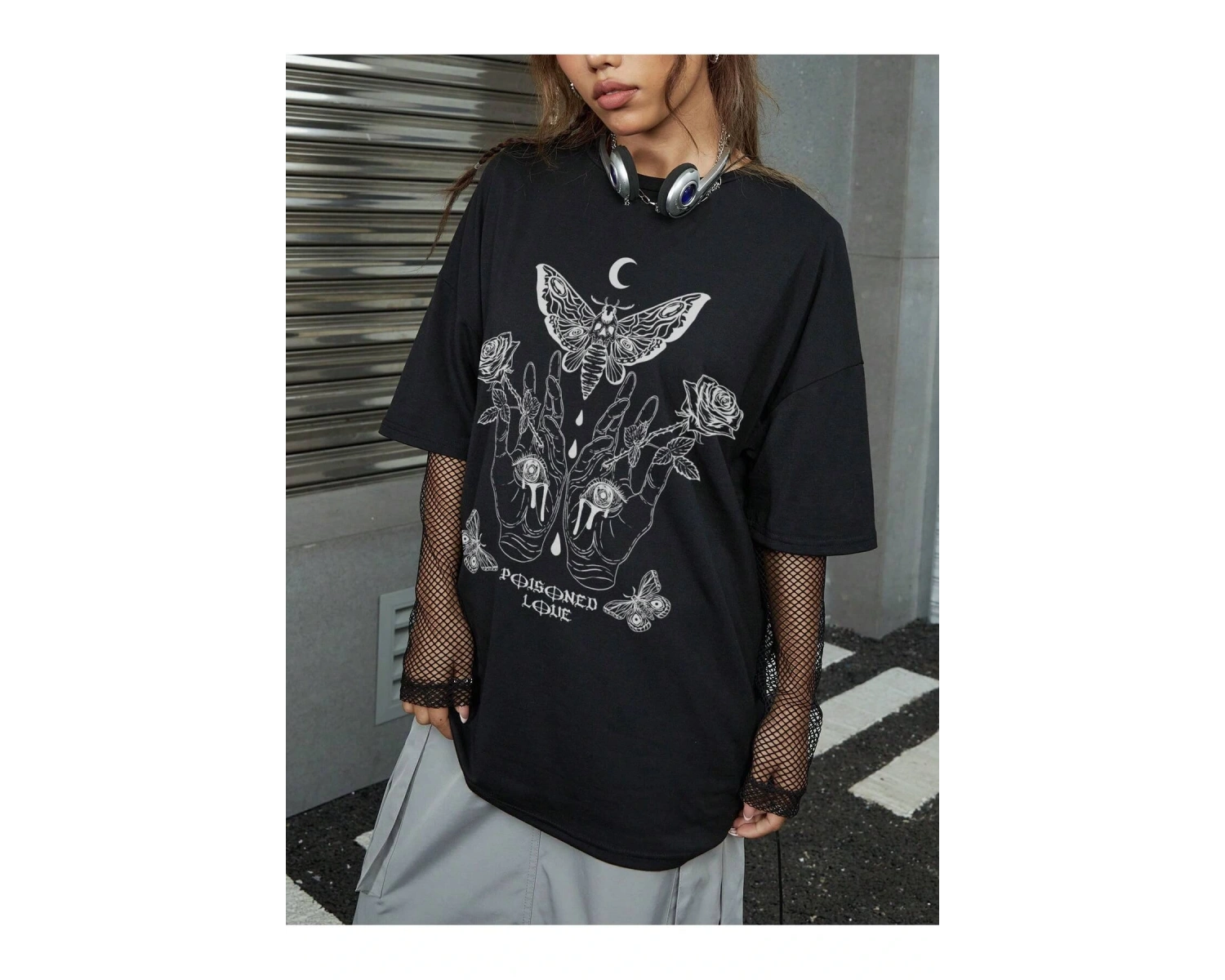 ROMWE Goth Kelebek & El Grafikli Düşük Omuz Tişört