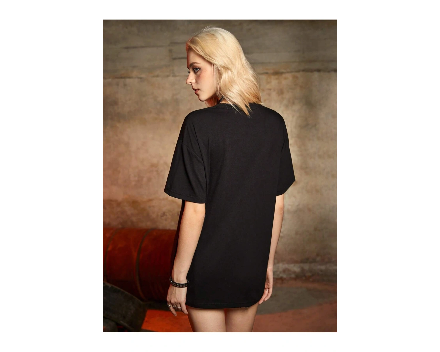 ROMWE X Attack on Titan Figür Grafikli Düşük Omuz Tişörtü