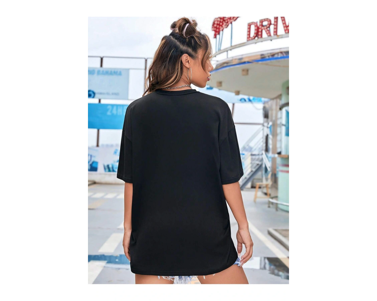 Şekil ve Harf Grafikli Düşük Omuzlu Tişört