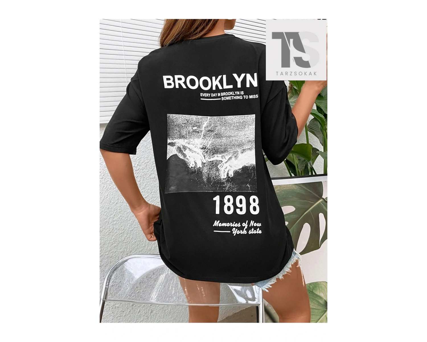 Şekil ve Slogan Grafikli Düşük Omuzlu Tişört