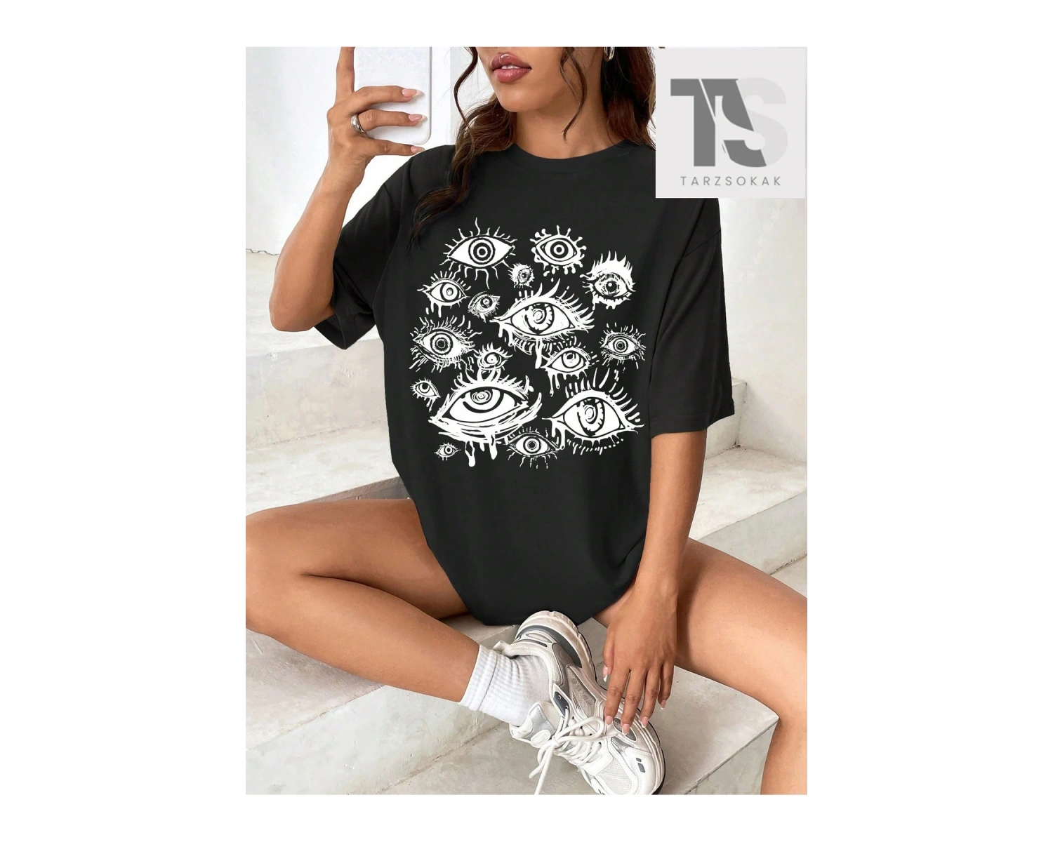 Şekil ve Slogan Grafikli Düşük Omuzlu Tişört