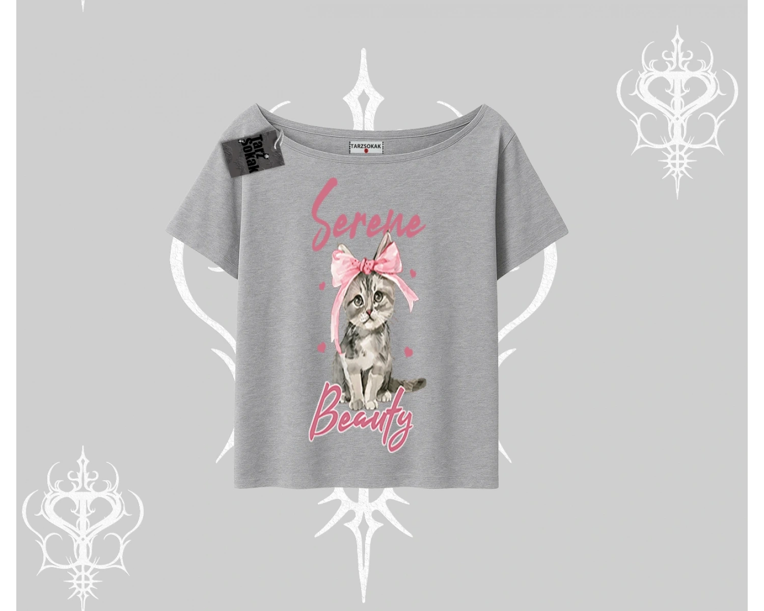 Serene Beauty Kedi Baskılı  Kayık Yaka Tshirt