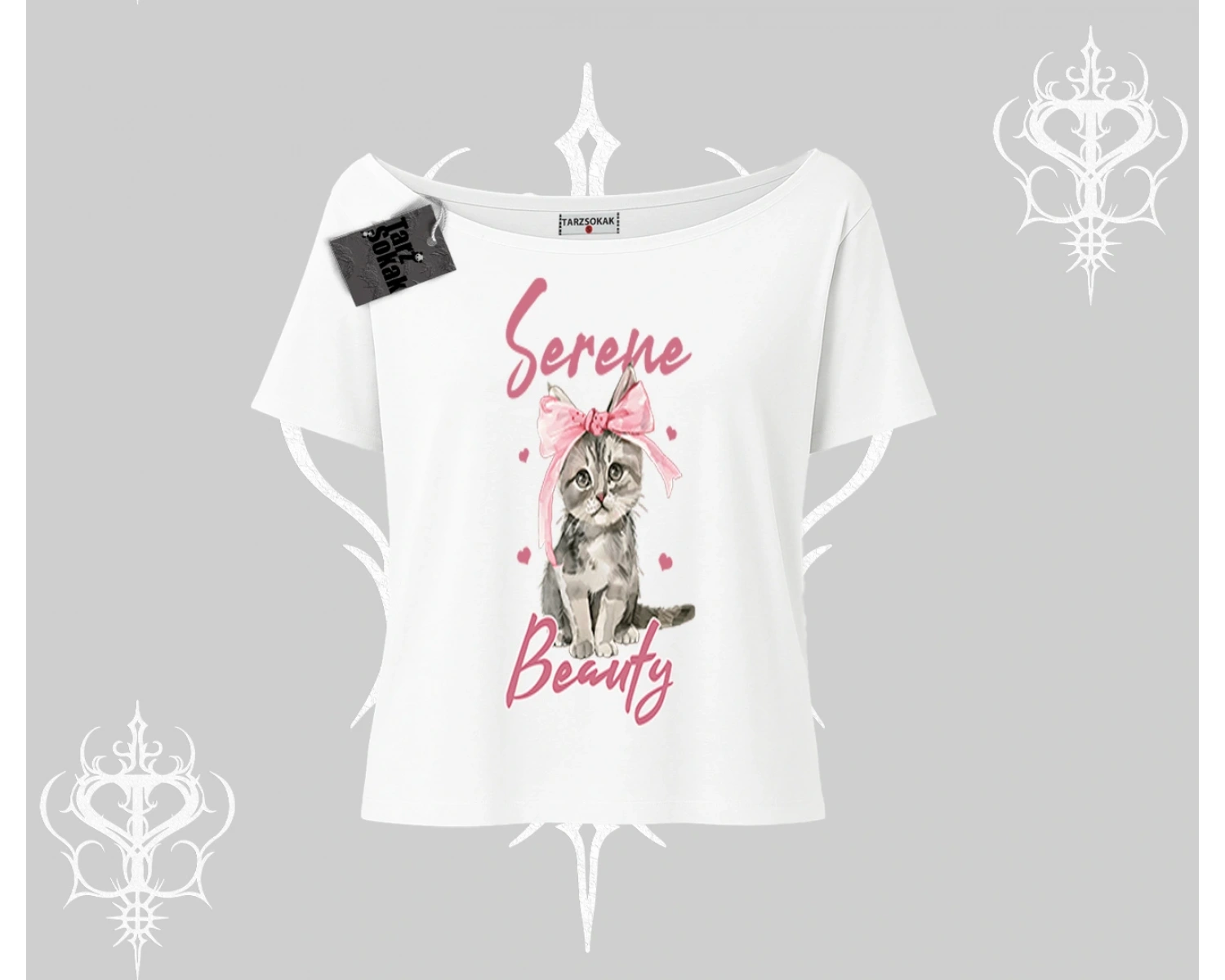 Serene Beauty Kedi Baskılı  Kayık Yaka Tshirt