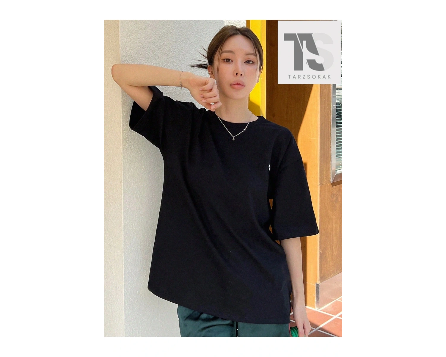 Sloganlı Grafik Yama Detaylı Düşük Omuz Tişört