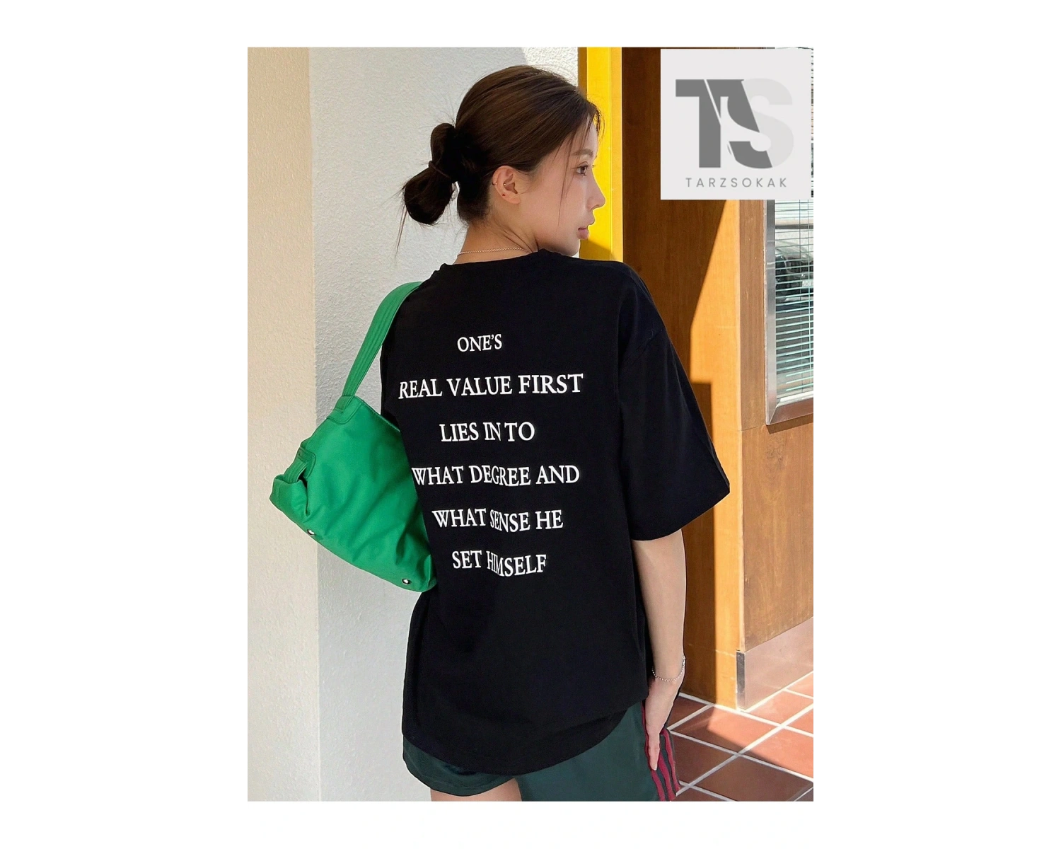 Sloganlı Grafik Yama Detaylı Düşük Omuz Tişört