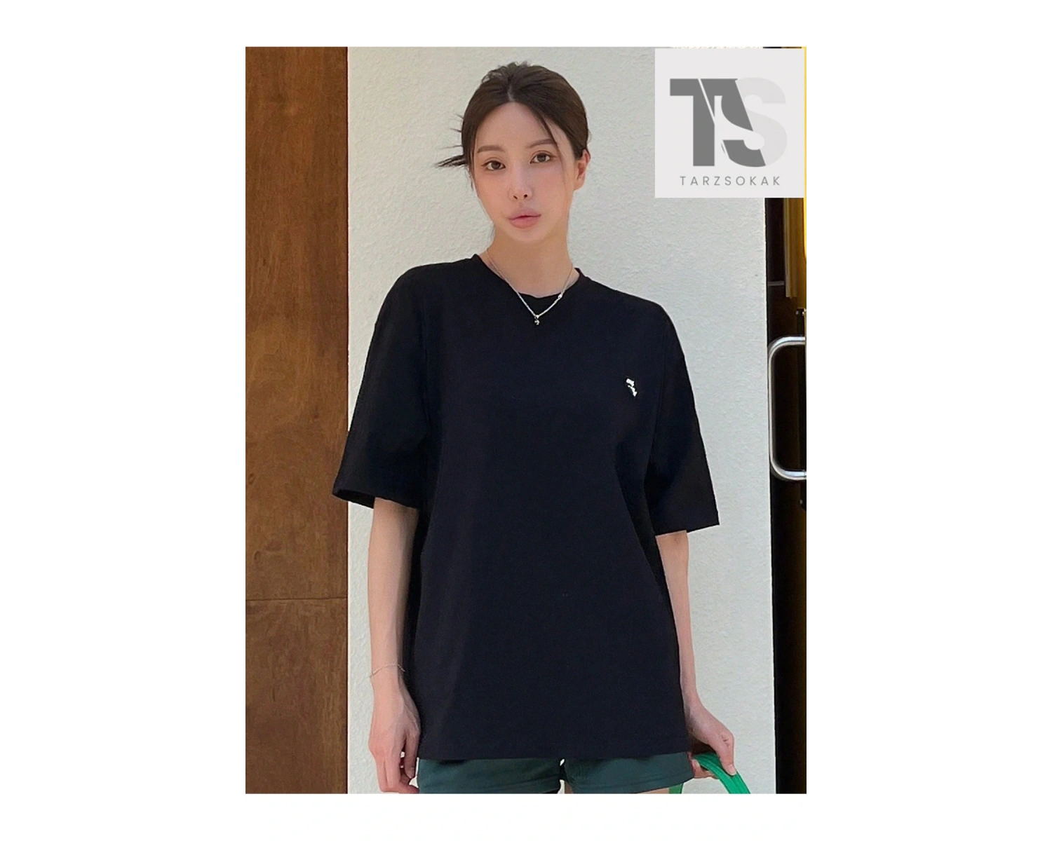 Sloganlı Grafik Yama Detaylı Düşük Omuz Tişört