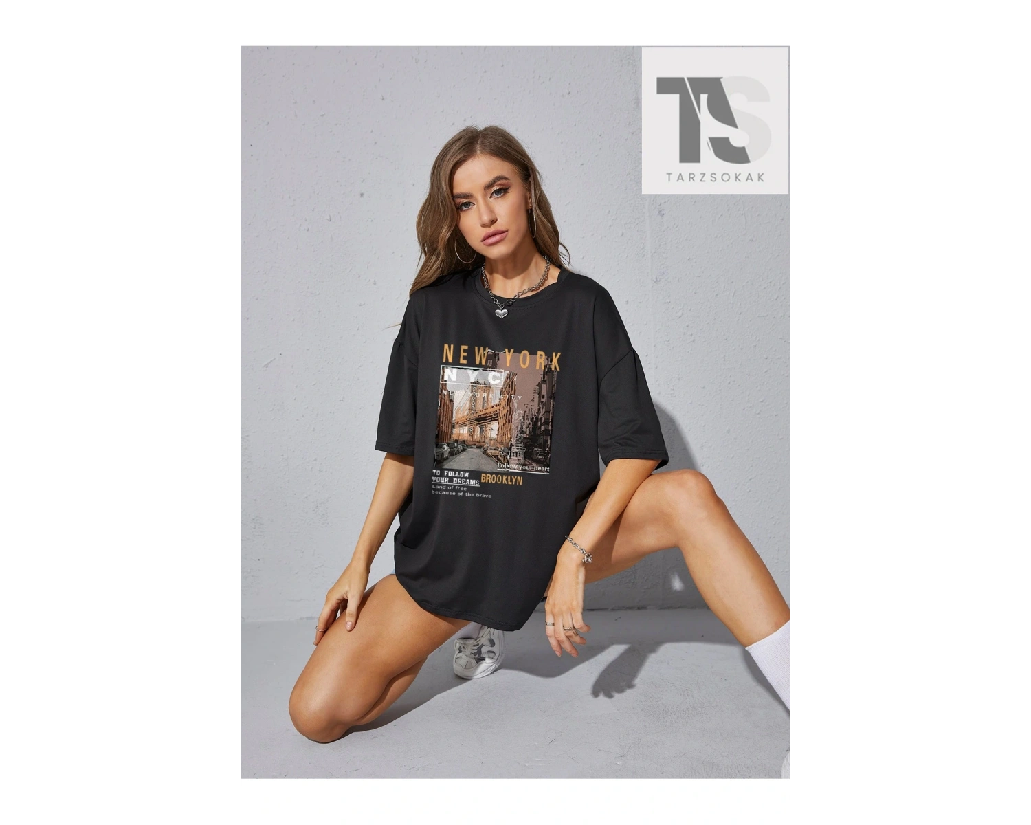 Sokak Görünümü ve Slogan Grafikli Düşük Omuzlu Oversize Tişört