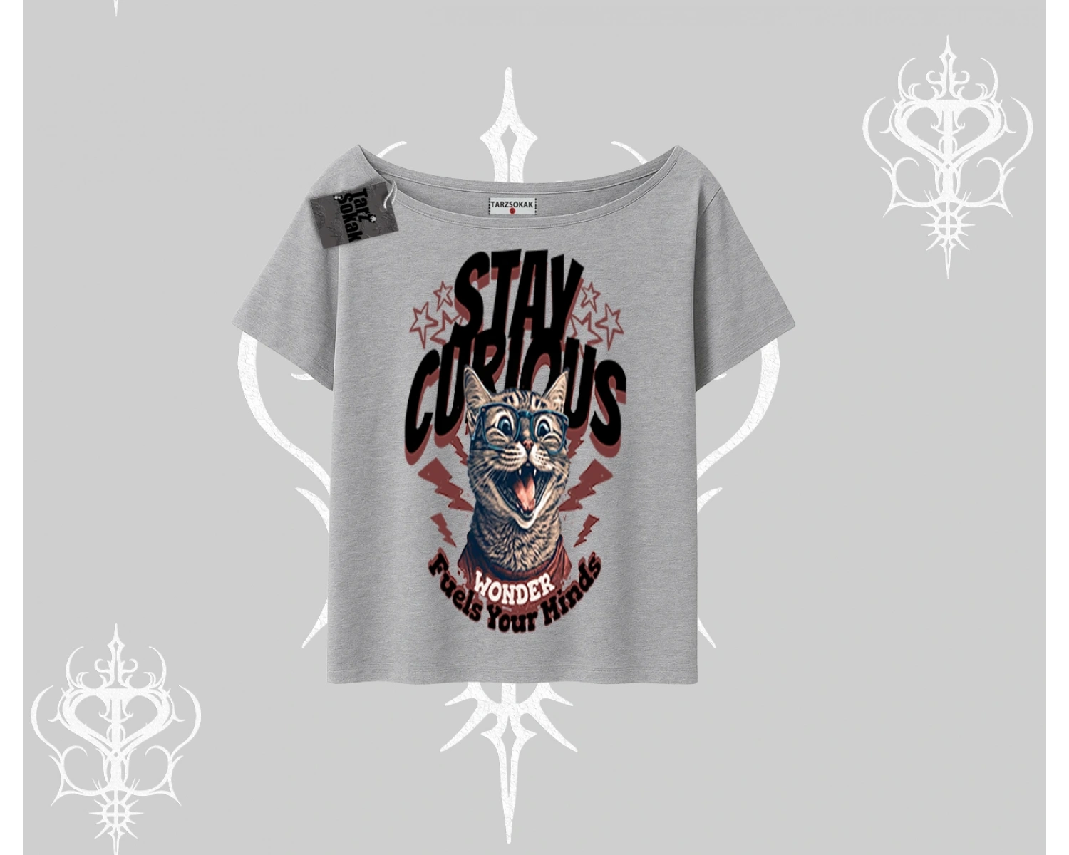 Stay Curious Kedi Baskılı Kayık Yaka Tshirt