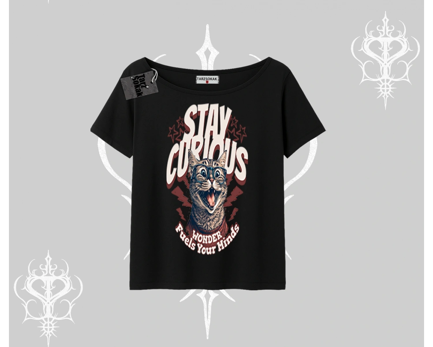 Stay Curious Kedi Baskılı Kayık Yaka Tshirt