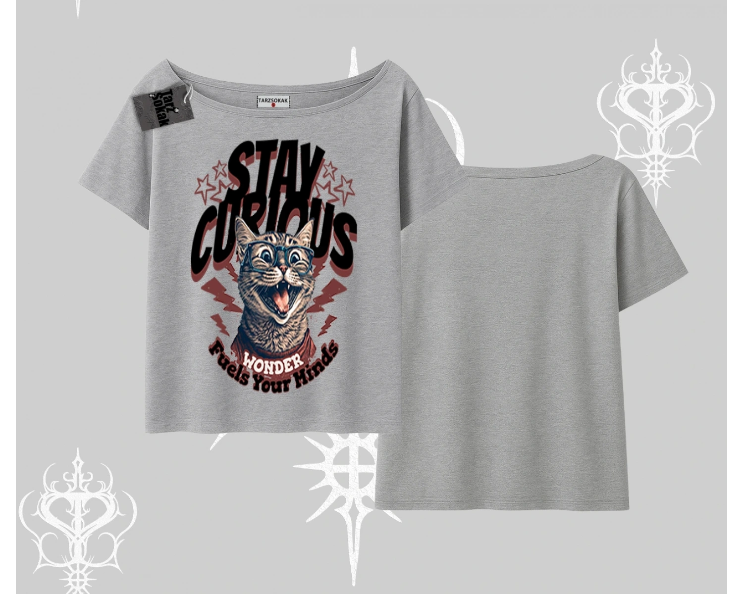 Stay Curious Kedi Baskılı Kayık Yaka Tshirt