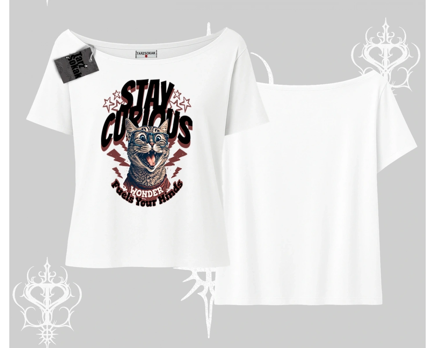 Stay Curious Kedi Baskılı Kayık Yaka Tshirt