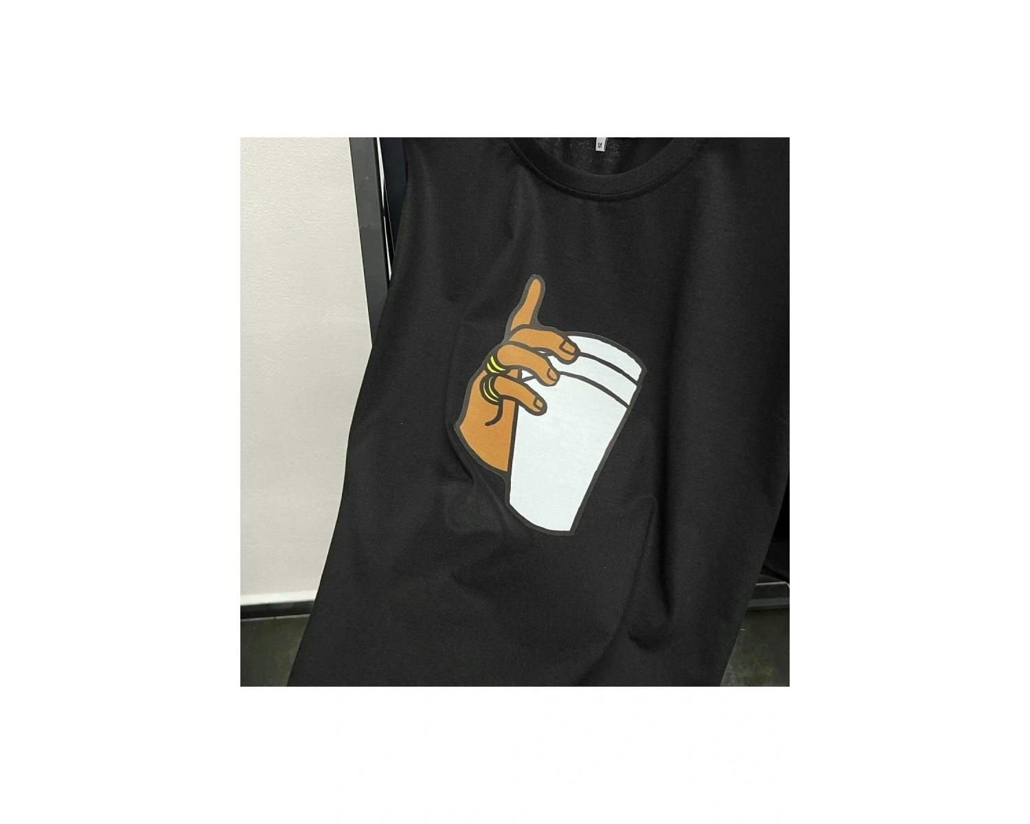 Unisex Paper Cup Baskılı Siyah T-shirt ve Siyah Şort Sporcu Kombin