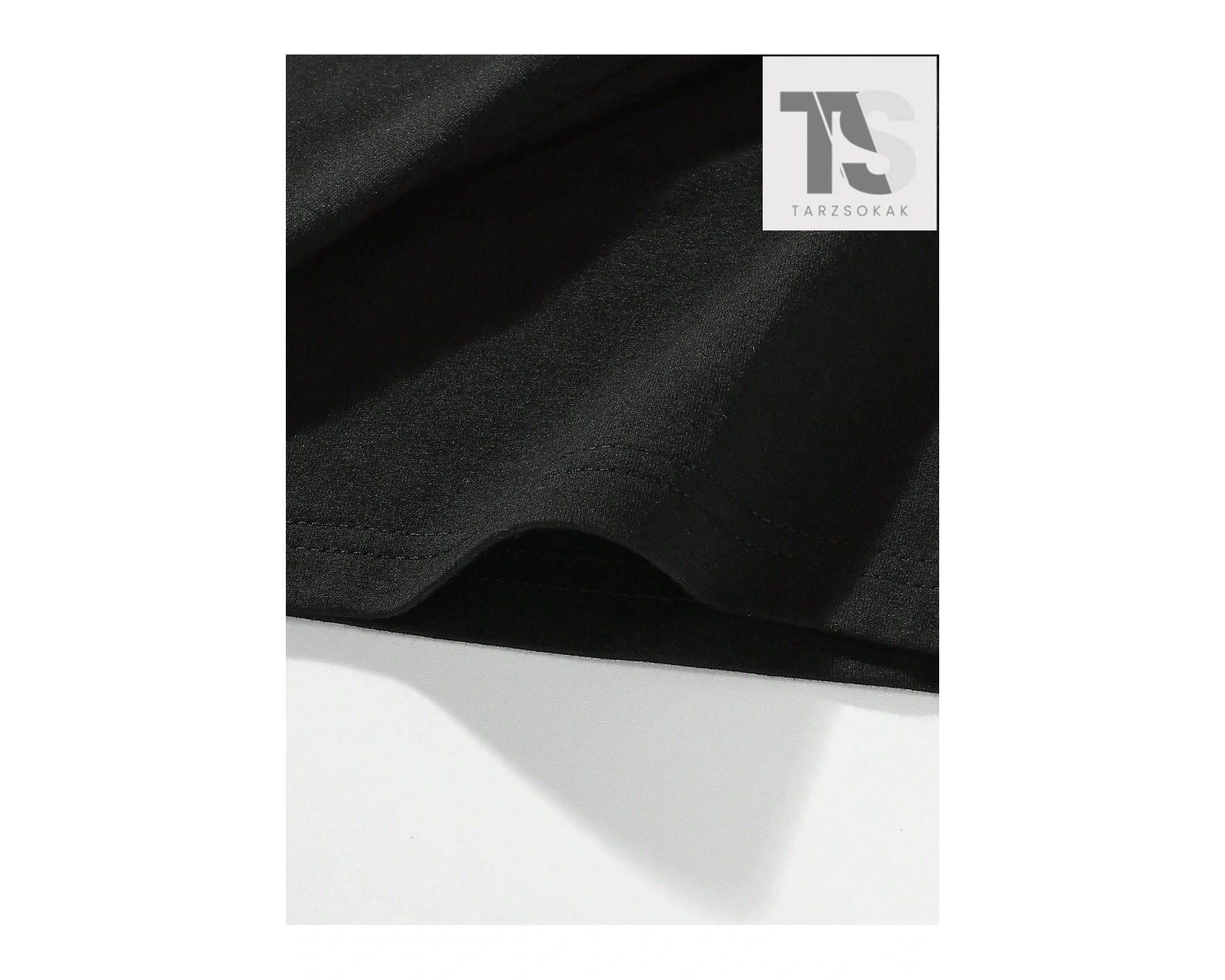 X Attack on Titan Erkek Figürü ve Japon Harfli Grafik Tişört