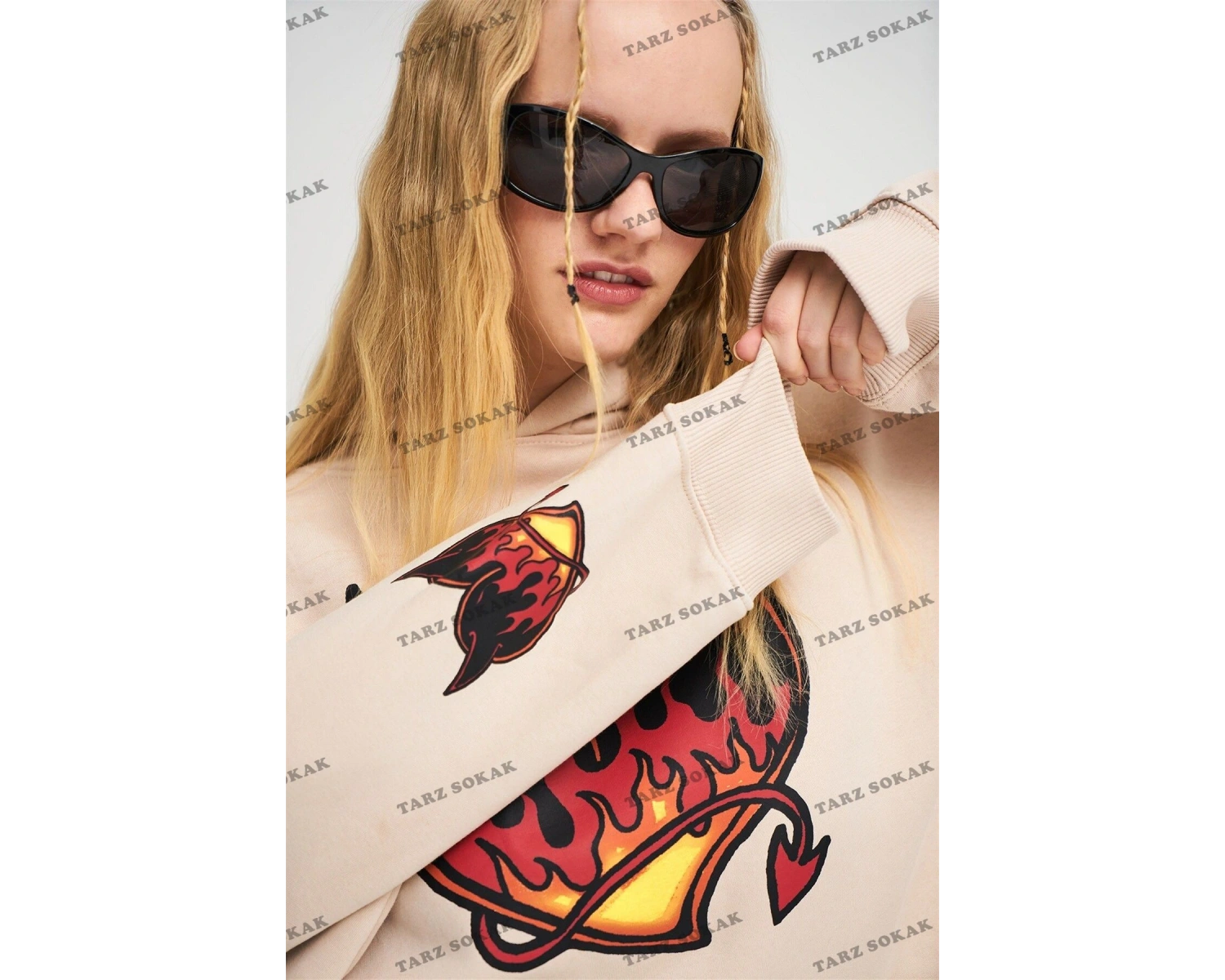 Y2K Unisex Love Is Evil Sweatshirt Hoodie KOD 1934