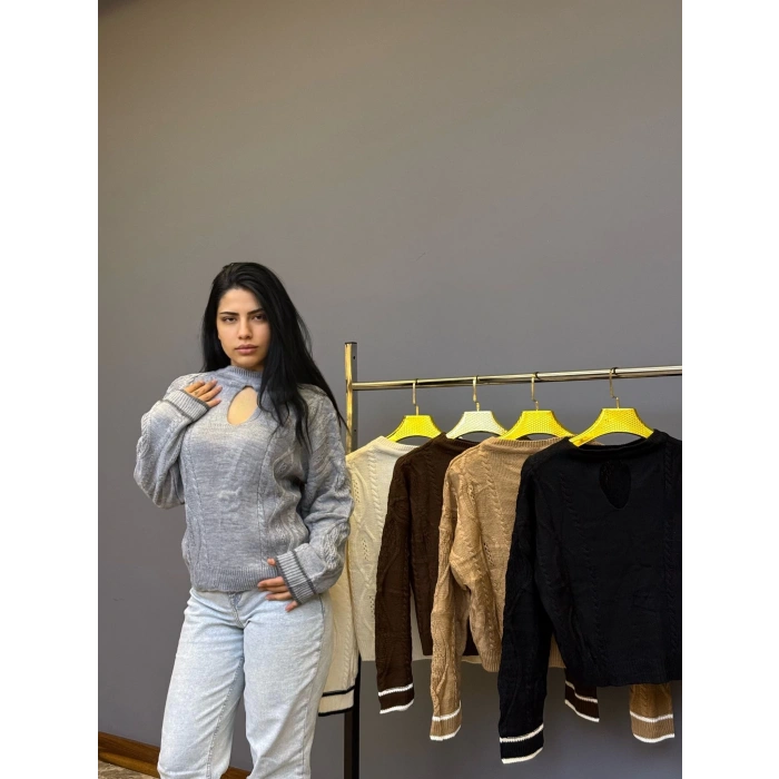 Göğüs Dekolteli Triko Kazak