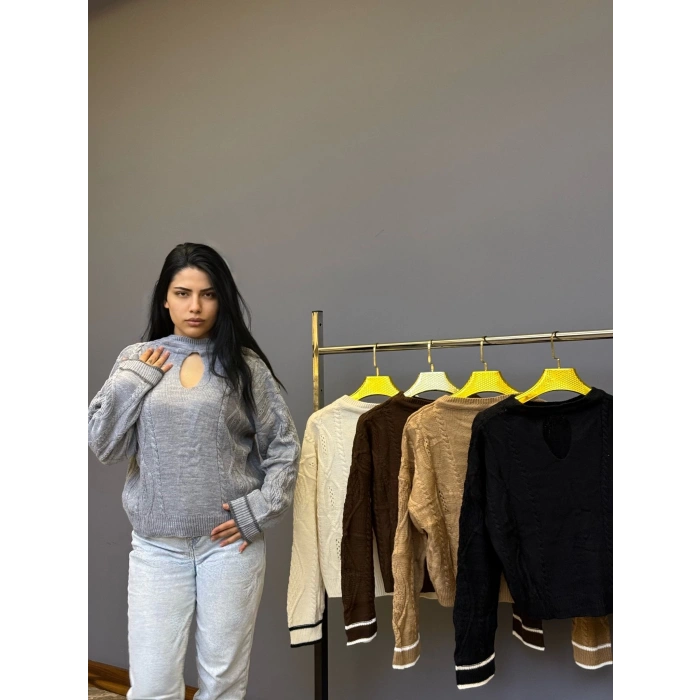 Göğüs Dekolteli Triko Kazak