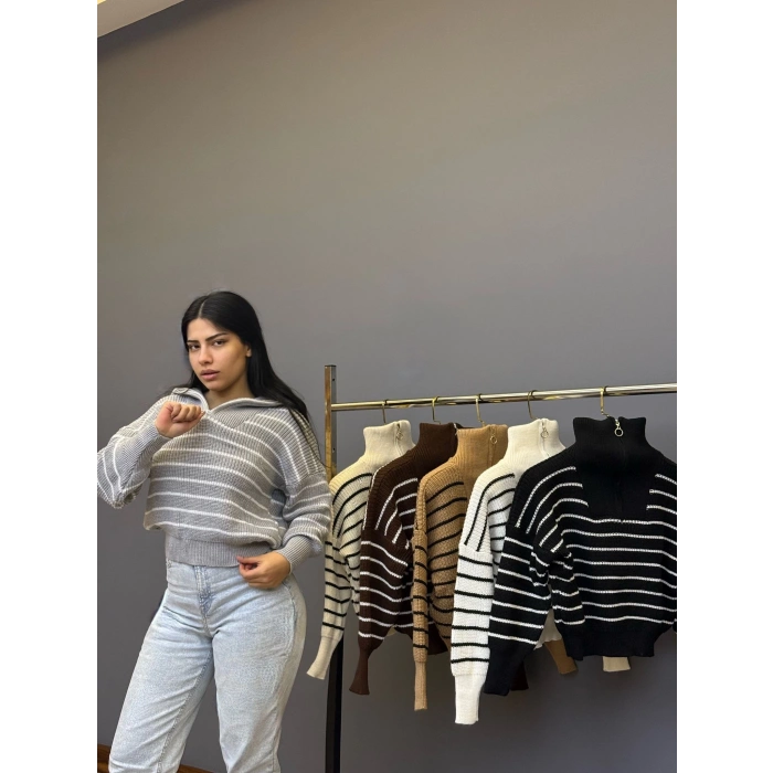 Boğazlı Çizgi Desenli Triko Kazak