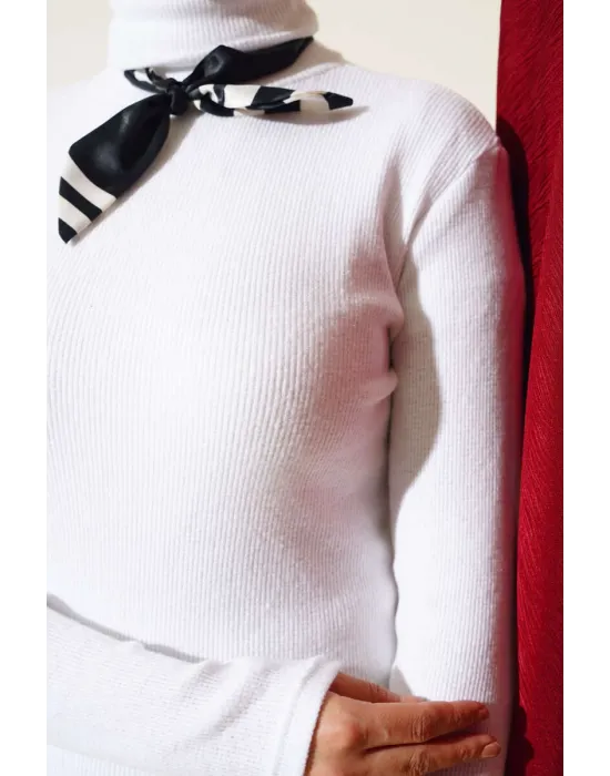 Beyaz Boğazlı Fitilli Triko Body