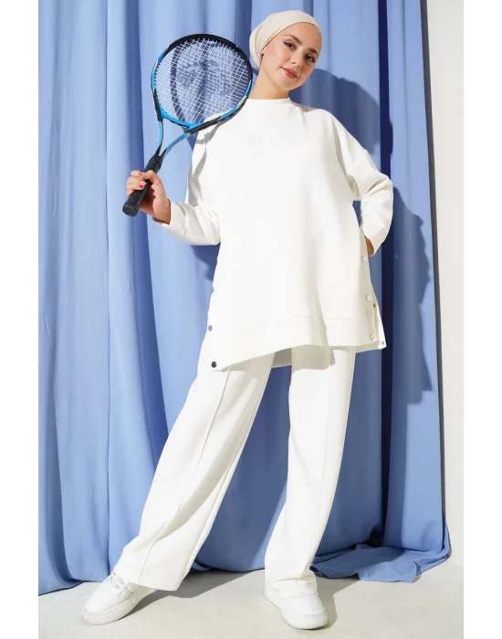 Bisiklet Yaka Yanları Metal Düğmeli İkili Takım Beyaz