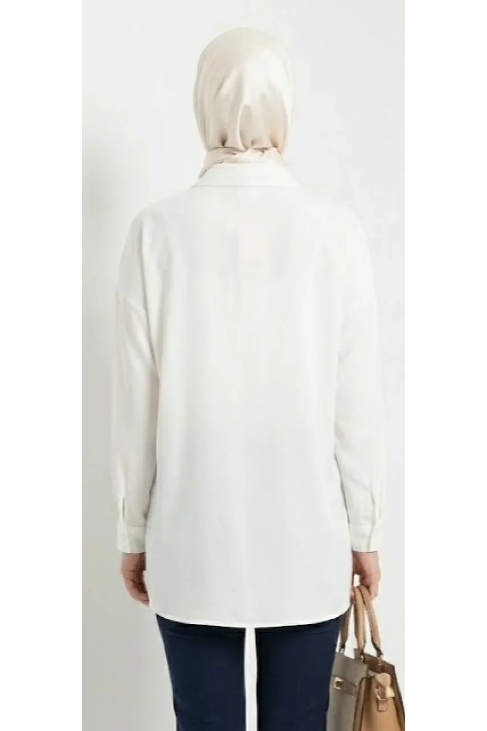 BrandName Beyaz Dökümlü Oversize Zincir Detaylı Tesettür Tunik Gömlek