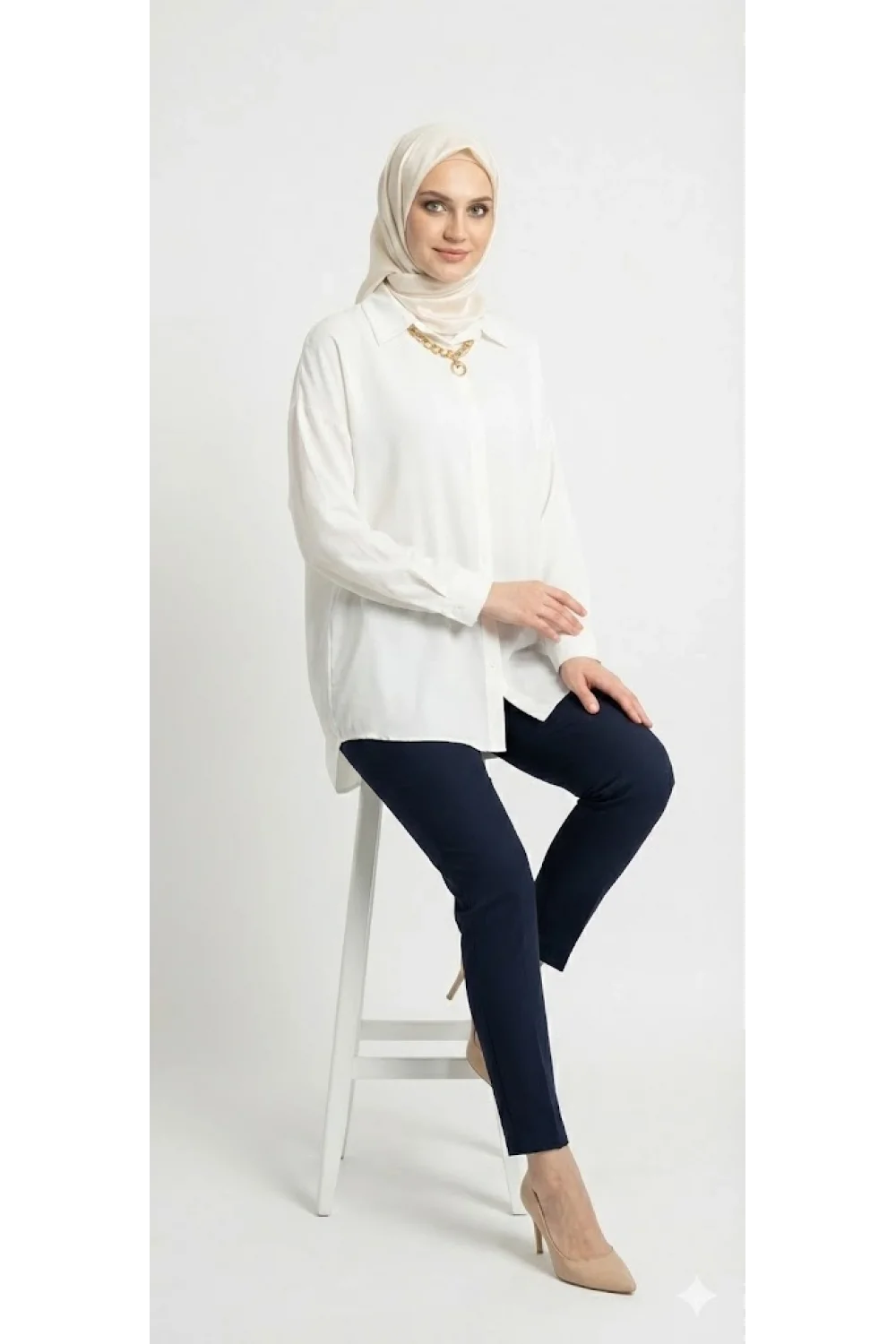 BrandName Beyaz Dökümlü Oversize Zincir Detaylı Tesettür Tunik Gömlek