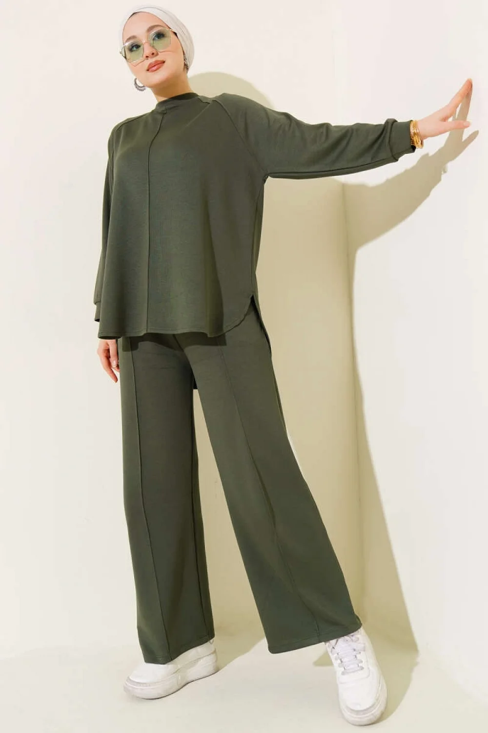 Haki Oversize Sweatshirt Ve Geniş Paça Pantolon Kombin Takım