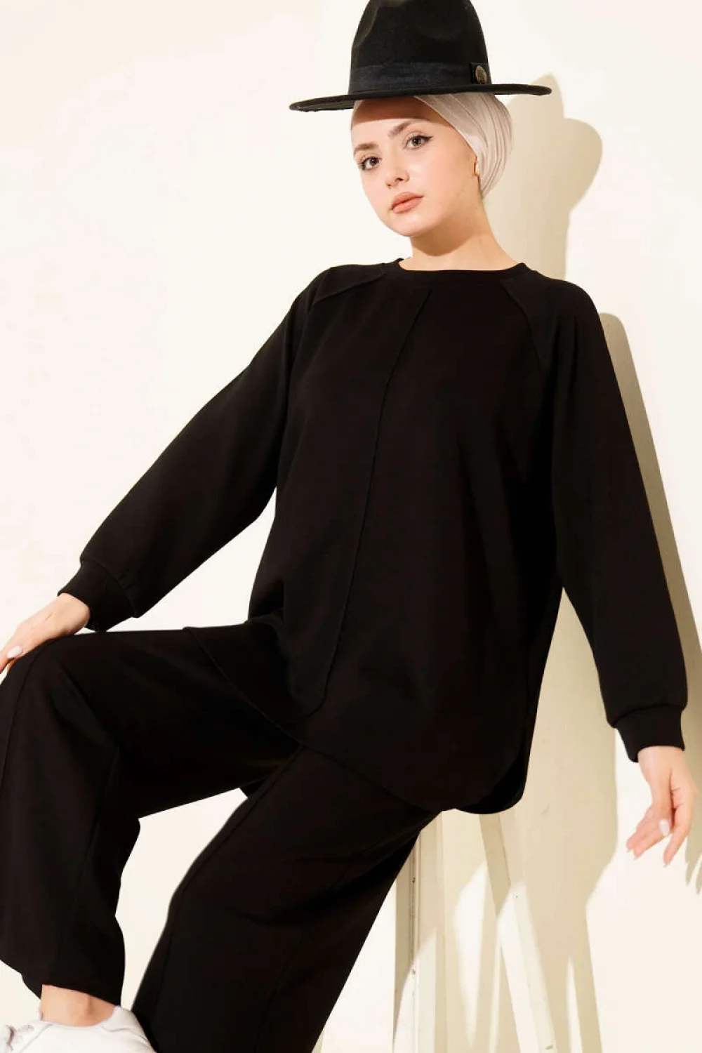 Siyah Oversize Sweatshirt Ve Geniş Paça Pantolon Kombin Takım