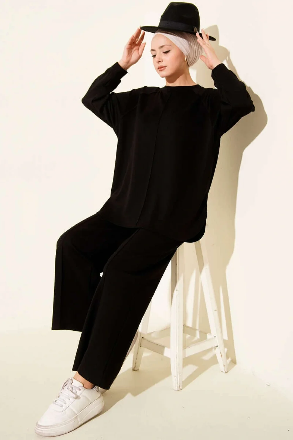 Siyah Oversize Sweatshirt Ve Geniş Paça Pantolon Kombin Takım