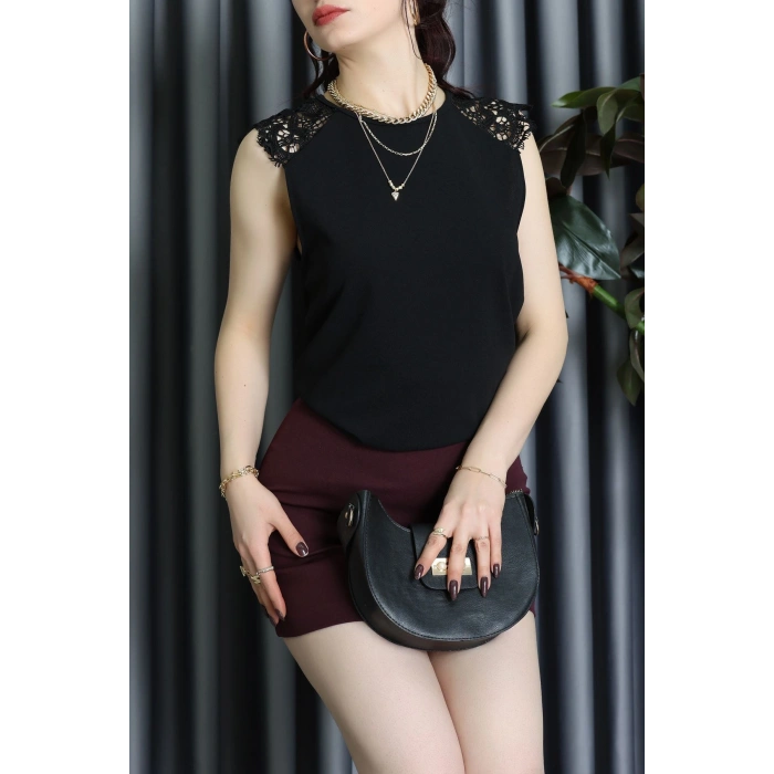 Bisiklet Yaka Omuz Dantel Detay İthal Krep Bluz Siyah - 61642.1256.