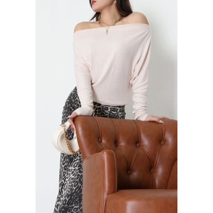 Yumoş Kumaş Kayık Yaka Omuz Düşümlü Bluz Bej - 31706.2114.