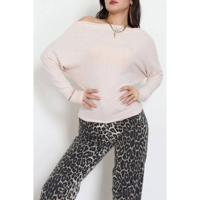 Yumoş Kumaş Kayık Yaka Omuz Düşümlü Bluz Bej - 31706.2114.